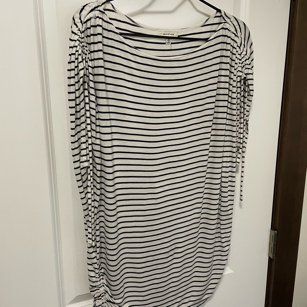 Short sleeve stripped womens top.
